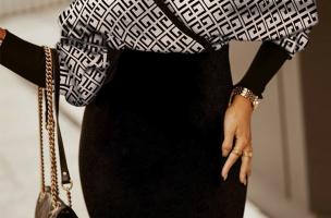 Rochie midi elegantă cu imprimeu geometric și decolteu cu clapă Sonda, neagră
