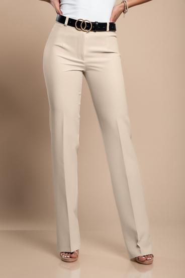 Modelul are 168 cm inaltime si poarta marimea S