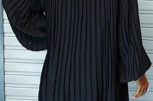 Rochie mini plisată elegantă cu mâneci lungi largi și inserții din dantelă Cremona, neagră