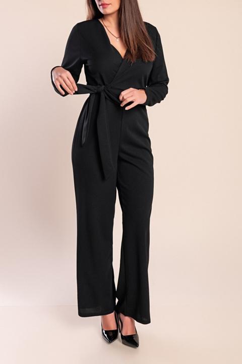 Modelul din imagine are 170 cm inaltime si poarta marimea S