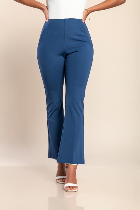 Modelul are 168 cm inaltime si poarta marimea S.