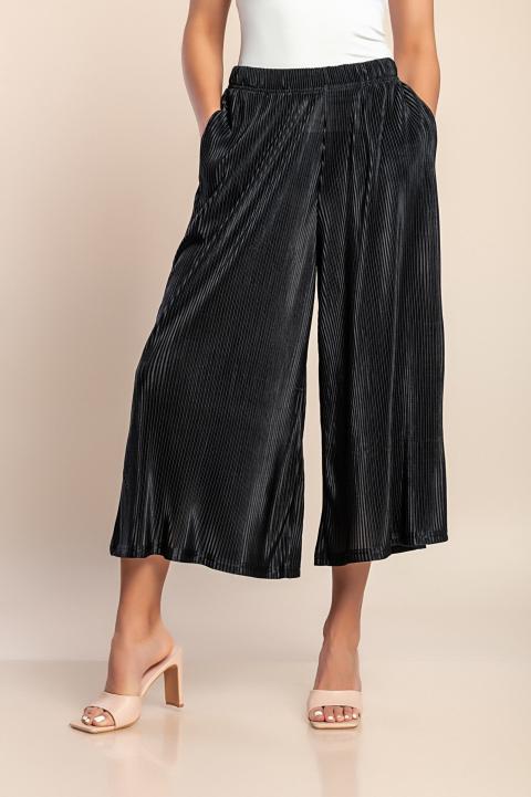 Modelul are 175 cm inaltime si poarta marimea M.
