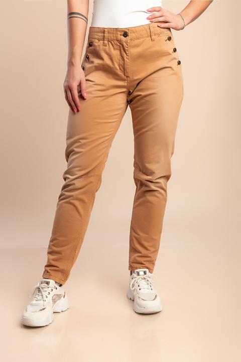 Modelul are 170 cm înălțime