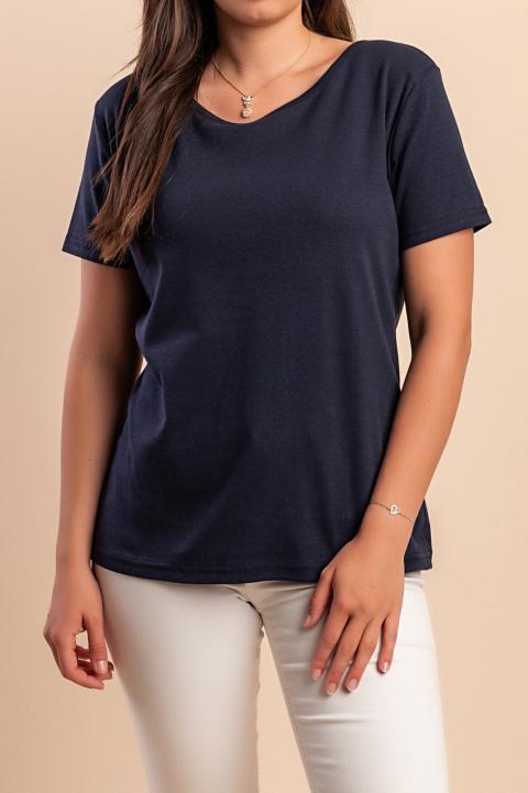 Modelul din imagine are 170 cm înălțime.