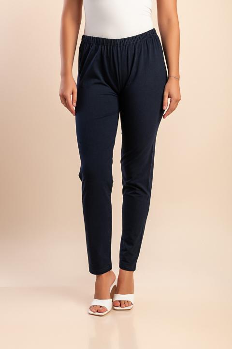 Modelul din imagine are 170 cm înălțime