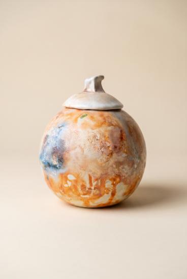 Vază ceramică lucrată manual, glazurată, cu pictură și capac