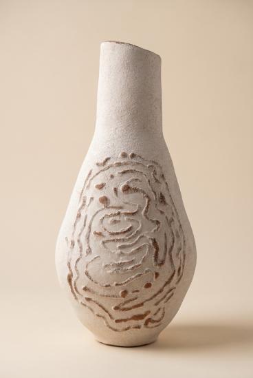 Vază ceramică lucrată manual cu detalii în relief